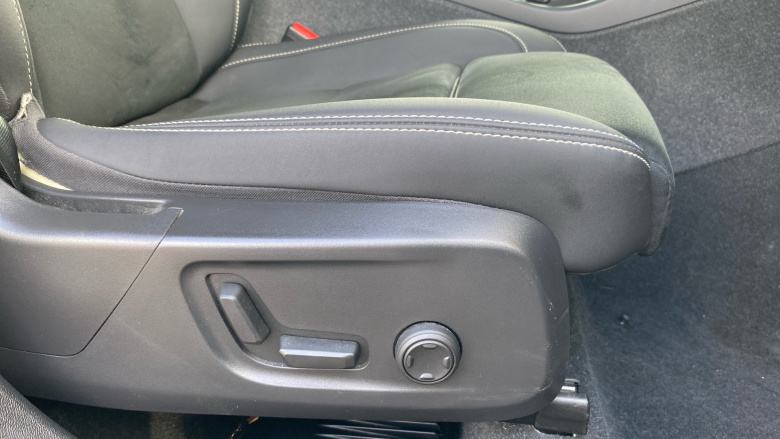 Volvo XC40 2.0 B4P Plus Dark 5dr Auto Petrol Estate